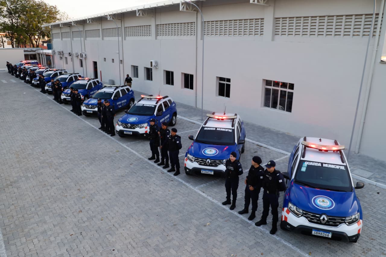 grupo de pessoas posa para a foto